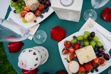 Gül yaprakları, meyveli romantik bir yemeğe atmosfer kattı..