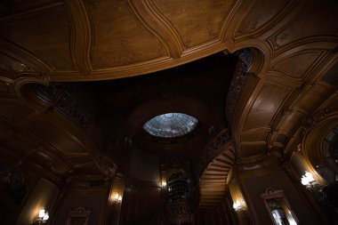 Bilim adamlarının evinde lüks ahşap tavan. Lviv.