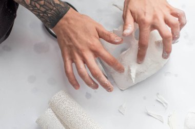 Alçı kalıbına dayalı maskeler yaratmak. Alçıtaşı kalıbı. Yüzün kalıbı. Heykel yapmak. Sanatçının çalışma akışı. Cadılar bayramına hazırlanılıyor.