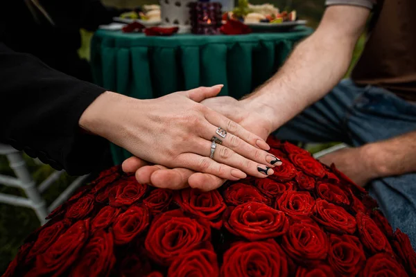 Mani Uomo Una Donna Uno Sfondo Rose Sono Fidanzati — Foto Stock