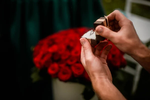 반지와 꽃으로 청혼하는 — 스톡 사진