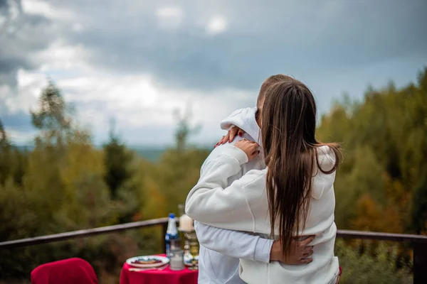 Mann Umarmt Frau Auf Grünem Hintergrund — Stockfoto