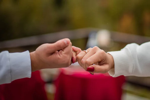 Twee Verliefde Jongeren Houden Elkaars Hand Vast Met Ringen Betrokkenheid — Stockfoto