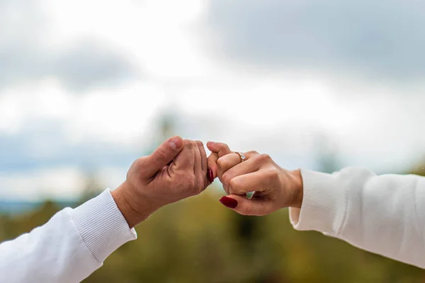 Genç Çift Iyi Bir Evliliğin Işareti Olarak Kollarını Kavuşturdu — Stok fotoğraf