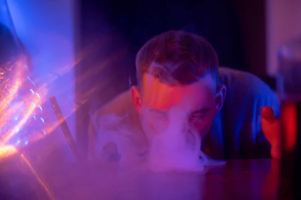 Homme Barbu Respire Fumée Bouche Assis Une Table Dans Bar — Photo