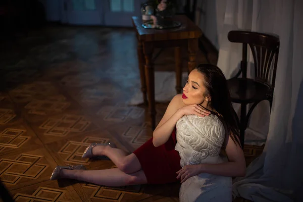 Gorgeous Brunette Model Red Evening Dress Shiny Shoes Beautiful Attractive — Stock Photo, Image