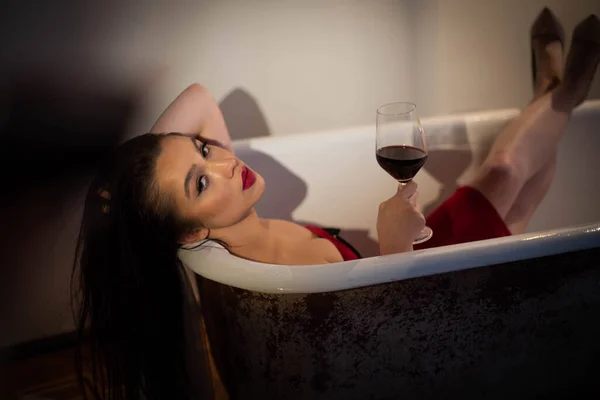 Fascinante Morena Encuentra Baño Con Vestido Rojo Mirando Cámara Con —  Fotos de Stock