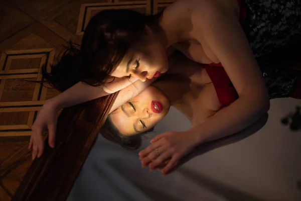 Siyah Saçlı Kırmızı Elbiseli Bir Kadın Yerde Yatıyor Kadın Aynaya — Stok fotoğraf