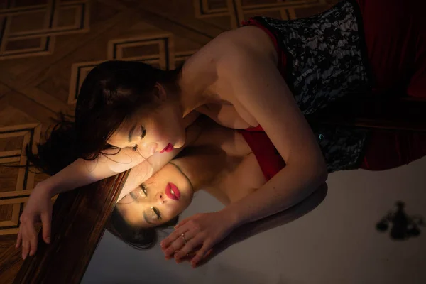 Siyah Saçlı Kırmızı Elbiseli Bir Kadın Yerde Yatıyor Kadın Aynaya — Stok fotoğraf