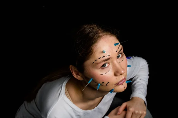 Jeune Belle Fille Avec Les Yeux Profonds Regardant Dans Caméra — Photo