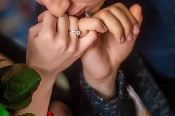 Ela Disse Que Sim Noivado Homem Beija Mão Mulher Mulher — Fotografia de Stock