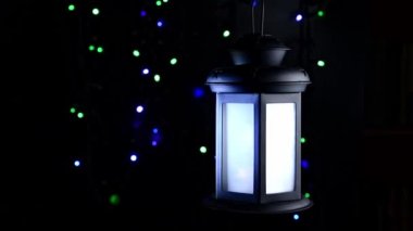 Siyah parıldayan arka planda sihirli bir Noel feneri