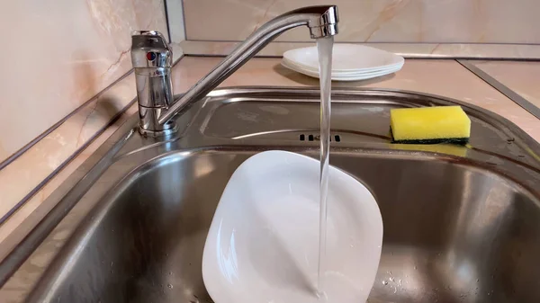 Weiße Teller Der Spüle Waschen Nahaufnahme Des Wasserhahns — Stockfoto