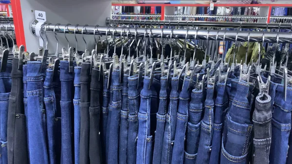Pantalones Vaqueros Azules Para Hombre Perchas Tienda Ropa Perchas Tienda — Foto de Stock