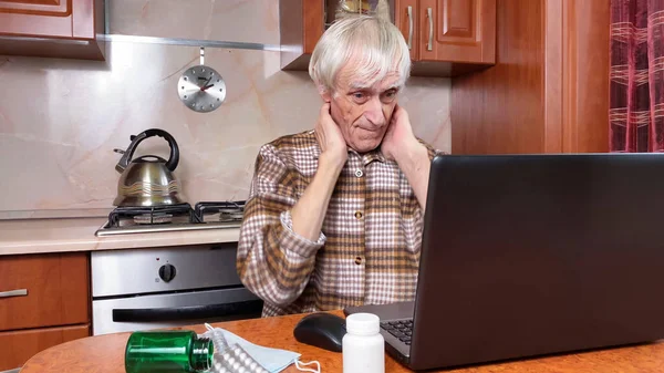 Homme Âgé Souffrant Douleur Cou Travaillant Ordinateur Dans Cuisine Mains — Photo