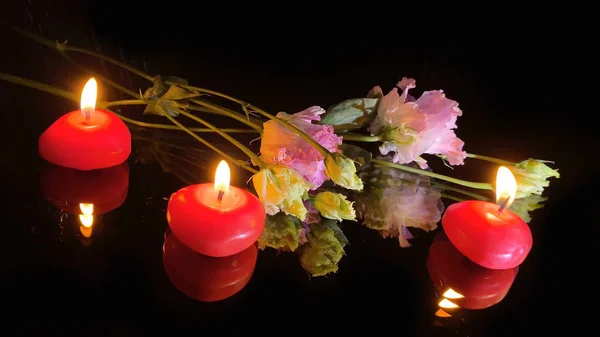 Buquê Flores Velas Vermelhas Queimando Fundo Preto Conceção Luto Condolências — Fotografia de Stock