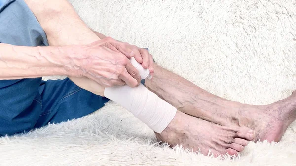 Обрезанный Снимок Пожилого Человека Сидящего Диване Страдающего Боли Ноге Нога — стоковое фото