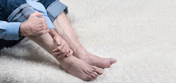 Knöchelerkrankungen Arthritis Oder Arthrose Schnittwunden Älterem Mann Der Auf Sofa — Stockfoto