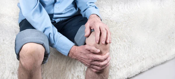Обрезанный Снимок Пожилого Мужчины Сидящего Диване Страдающего Боли Колене Заболевания — стоковое фото