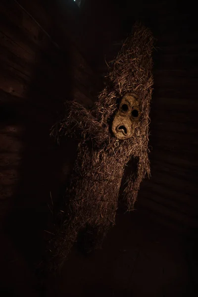 Casa de pueblo abandonada de miedo con un monstruo. Halloween foto temática — Foto de Stock