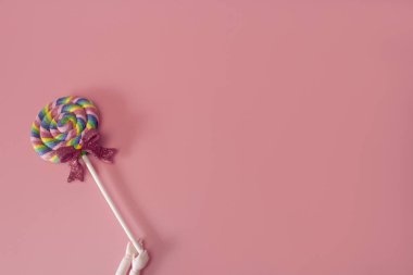 Oyuncak el renkli şekerlemeleri tutuyor. Lolipop şekeri çok az yaratıcı kavram