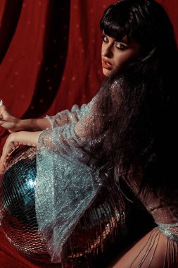 Disko toplu elbiseli genç kız.