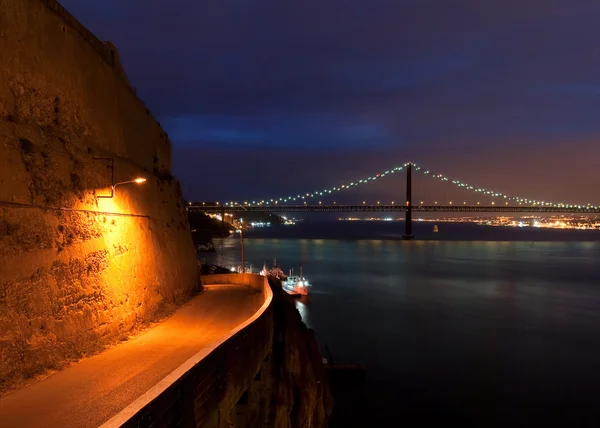 Caminando de noche — Foto de Stock