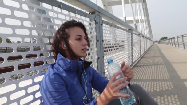 Jonge Mooie Fitness Sportieve Jogger Vrouw Hurkt Als Het Nemen — Stockvideo