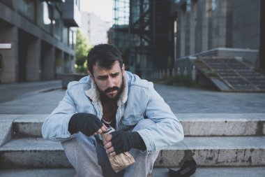 Genç bunalımlı evsiz adam caddenin karşısındaki merdivenlerde oturuyor. Sarhoş olmak için bir kutu içki açıp umutsuz hayatını, sosyal belgesel konseptini unutuyor.