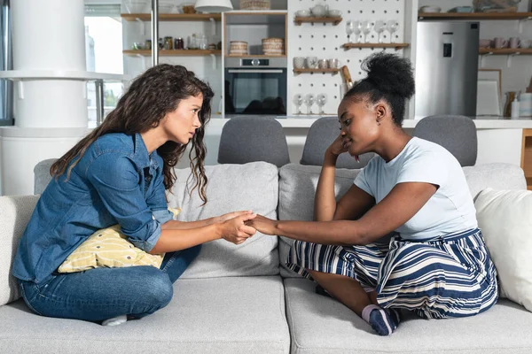 Jonge Vrouw Troost Horen Haar Verdrietige Vriend Die Heeft Gebroken — Stockfoto