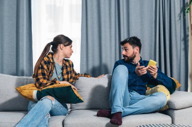 Genç çift, erkek arkadaşının telefonundaki mesajlar hakkında tartışıyor. Kız arkadaş, diğer kadınla erkek arkadaşının akıllı telefonundan iletişim kurduğu için kıskanıyor. Çift sosyal ağ kavramı