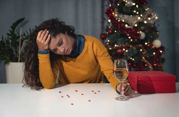 Joven Hermosa Mujer Deprimida Triste Sentada Sola Para Víspera Navidad — Foto de Stock