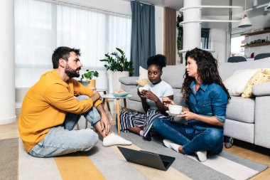 Apartmanlarında oturan üç genç arkadaş ve iş ortağı, online alışveriş için küçük bir şirket olarak başlattıkları internet sitesinde ilk online satışlarını kutlamak için bir araya geldiler.