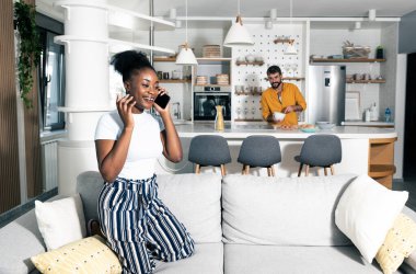 İş başvurusunda bulunduktan sonra akıllı telefonundan iyi haberler alan genç ve mutlu bir kadın iş görüşmesi için onu aradı. Erkek arkadaşı mutfakta yemek pişirirken yüz yüze görüştü..