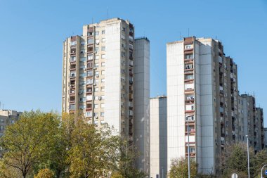 01 numara. Kasım 2021. Yeni Belgrad, Sırbistan. Belgrad 'ın yeni görüşü, sosyalist mimarinin barbarlık tarzında inşa edilmesidir. Sırbistan 'ın Belgrad kentinin yerleşim bölgesinde inşa ediliyor. Düzenleyici resim. 