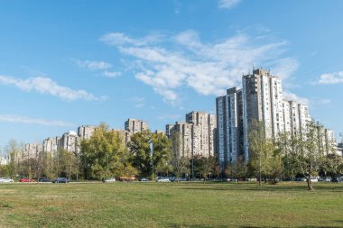 01 numara. Kasım 2021. Yeni Belgrad, Sırbistan. Belgrad 'ın yeni görüşü, sosyalist mimarinin barbarlık tarzında inşa edilmesidir. Sırbistan 'ın Belgrad kentinin yerleşim bölgesinde inşa ediliyor. Düzenleyici resim. 