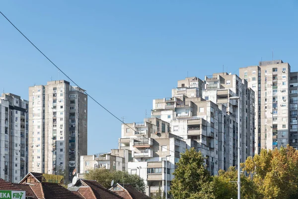 01 numara. Kasım 2021. Yeni Belgrad, Sırbistan. Belgrad 'ın yeni görüşü, sosyalist mimarinin barbarlık tarzında inşa edilmesidir. Sırbistan 'ın Belgrad kentinin yerleşim bölgesinde inşa ediliyor. Düzenleyici resim. 