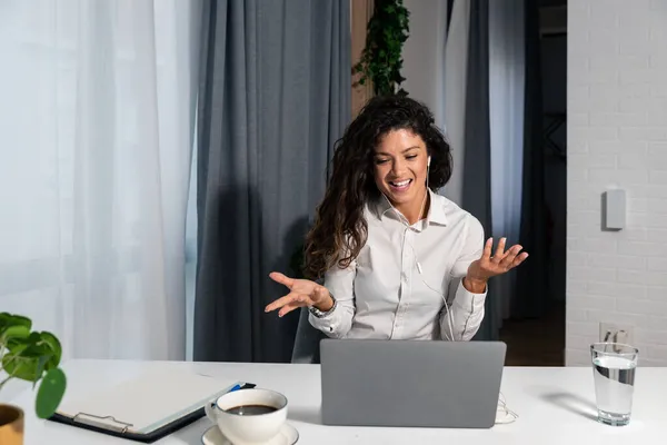 Genç bir kadın. Psikoterapi uzmanı. Hastasıyla çevrimiçi psikoterapi görüyor.