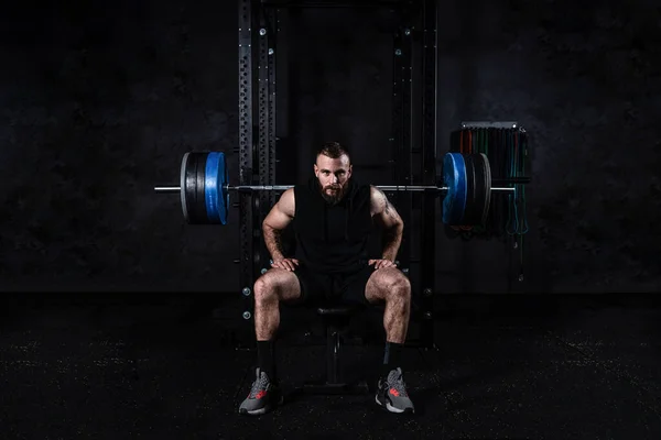 Genç Aktif Güçlü Terli Iri Kaslı Bir Adam Spor Salonunda — Stok fotoğraf