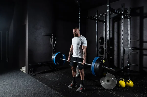 Joven Activo Fuerte Hombre Ajuste Muscular Sudoroso Con Grandes Músculos —  Fotos de Stock