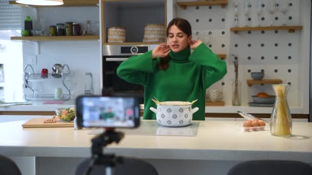 Tânăra Femeie Vlogger Vlogging Despre Gătit Apartamentul Bucătărie Internă Bucătar — Videoclip de stoc