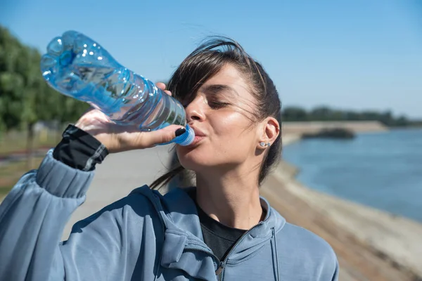 Joven Mujer Negocios Deportiva Activa Rutina Mañana Estiramiento Correr Haciendo — Foto de Stock