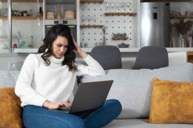 Genç kadın serbest yazılım ve web geliştirici programcı evden dizüstü bilgisayarla çalışıyor. Kadın iş adamı internet üzerinden ödeme yapan ve rezervasyon yapan müşteriler için yeni bilgisayar ve cep telefonu uygulaması geliştiriyor.