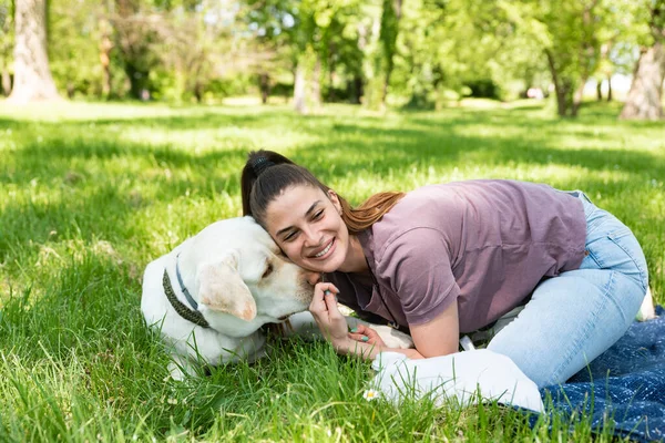 Jovem Mulher Bonita Parque Com Seu Cão Estimação Branco Labrador — Fotografia de Stock