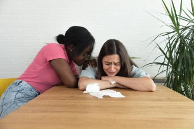 Genç Afro-Amerikalı kadın arkadaşı sokakta bir soygun kurbanı olduktan sonra kötü bir deneyim yaşadığını ve ağladığını söylüyor. Evde oturan iki kadın. Biri yeni boşanmış..