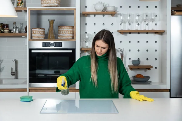 Genç Mutlu Bir Üniversite Öğrencisi Yeni Dairesinde Mutfağı Temizliyor Sarı — Stok fotoğraf