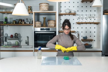Ayrılık ya da boşanma sonrası depresyon geçiren genç bir kadın ve obsesif kompulsif bozukluk yüzünden sinirlerini yatıştırmak için mutfak aşçısının üstünü temizliyor. Stresli bir kadın evi ovuyor.
