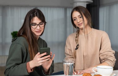 Genç bir kadın, yeni, samimi stüdyo dairesinde arkadaşını ziyaret ediyor. Erkekler ve ilişkiler hakkında konuşuyor. Kız öğrenciler oda arkadaşları konuşuyor ve dedikodu yapıyorlar..