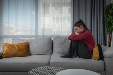 Kalbi kırık genç bir kadın evde tek başına oturmuş depresyon endişesi ve kötü ruhsal rahatsızlıktan muzdarip. Kadın zor zamanlar geçiriyor ve aşırı düşünmekten ve endişelenmekten tükeniyor. 