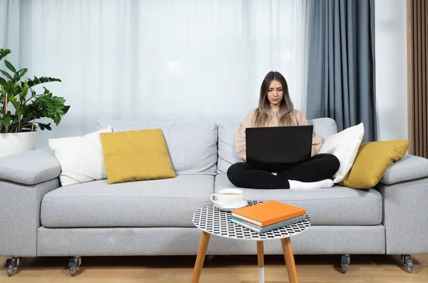 Genç hasta üniversiteli kadın evde oturup bilgisayarındaki video konferans görüşmesi için çevrimiçi derse hazırlanıyor. Çevrimiçi internet iş eğitimi, sağlık konsepti.